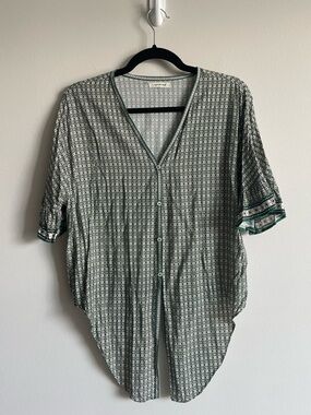 Max Studio geometric medallion green flutter sleeve button up tie front top